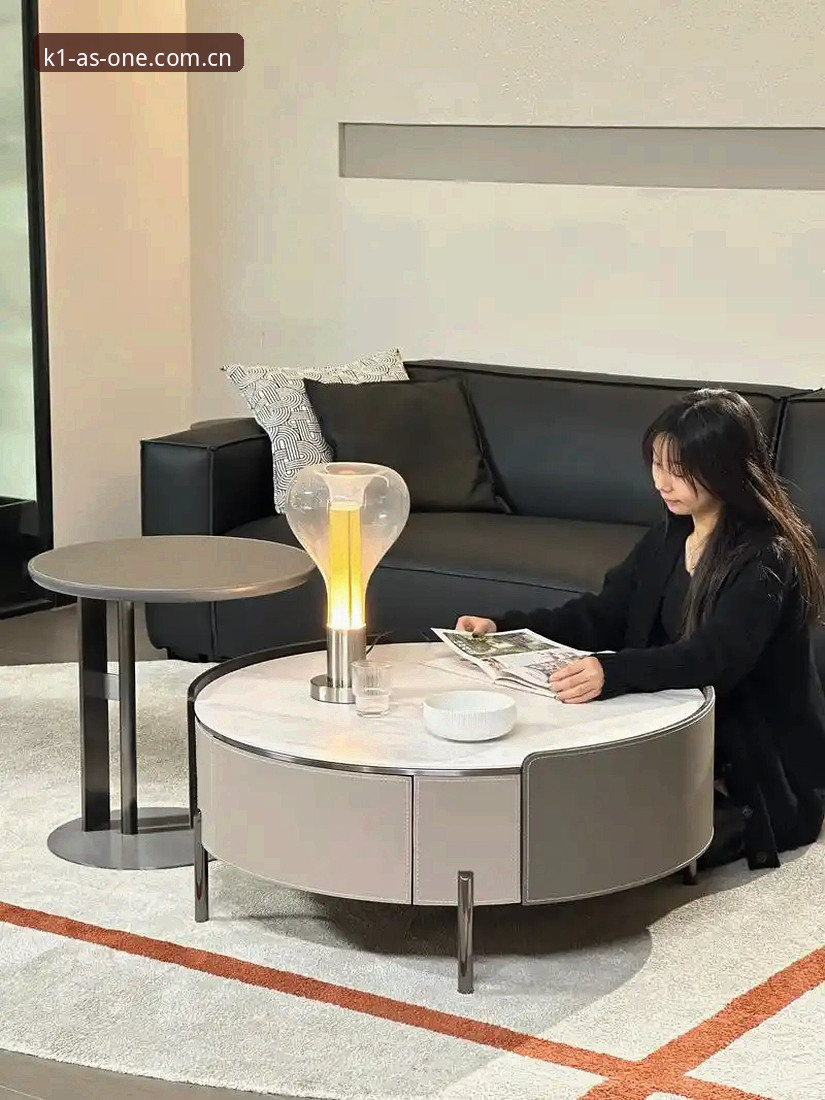 K1极简掌控厅APP下载 晚十一点,赵晴把手机搁在茶几边沿,屏幕亮着,界面里正滚动着一场英超比赛的实时盘口。她现在做这个动作已经很熟练了——左手中指划过屏幕下半区,切到直播间,画面里是阿森纳的左路推进;再一划,回到投注页,赔率刚好闪了一下,从2.10跳到了2.08。整个过程不到三秒。她把刚泡好的陈皮茶端起来抿了一口,嘴角带着点自言自语的笑意:“上半年我还在两个App之间切到火大,现在倒好,一个页面全搞定了。”